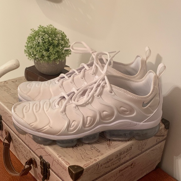 Nike Air Vapormax Plus Athletic Shoes (White & Platinum) - Picture 4 of 14